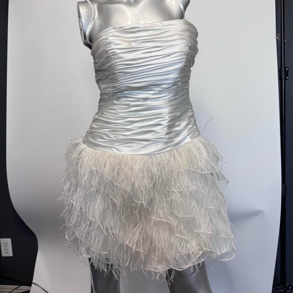 ❌SOLD❌ Le Chateau Vintage White Feather Strapless Mini Dress - Picture 2 of 6
